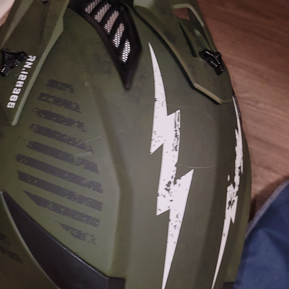 XL Green Motocross Helmet with Green Goggles - Picture 11 of 14